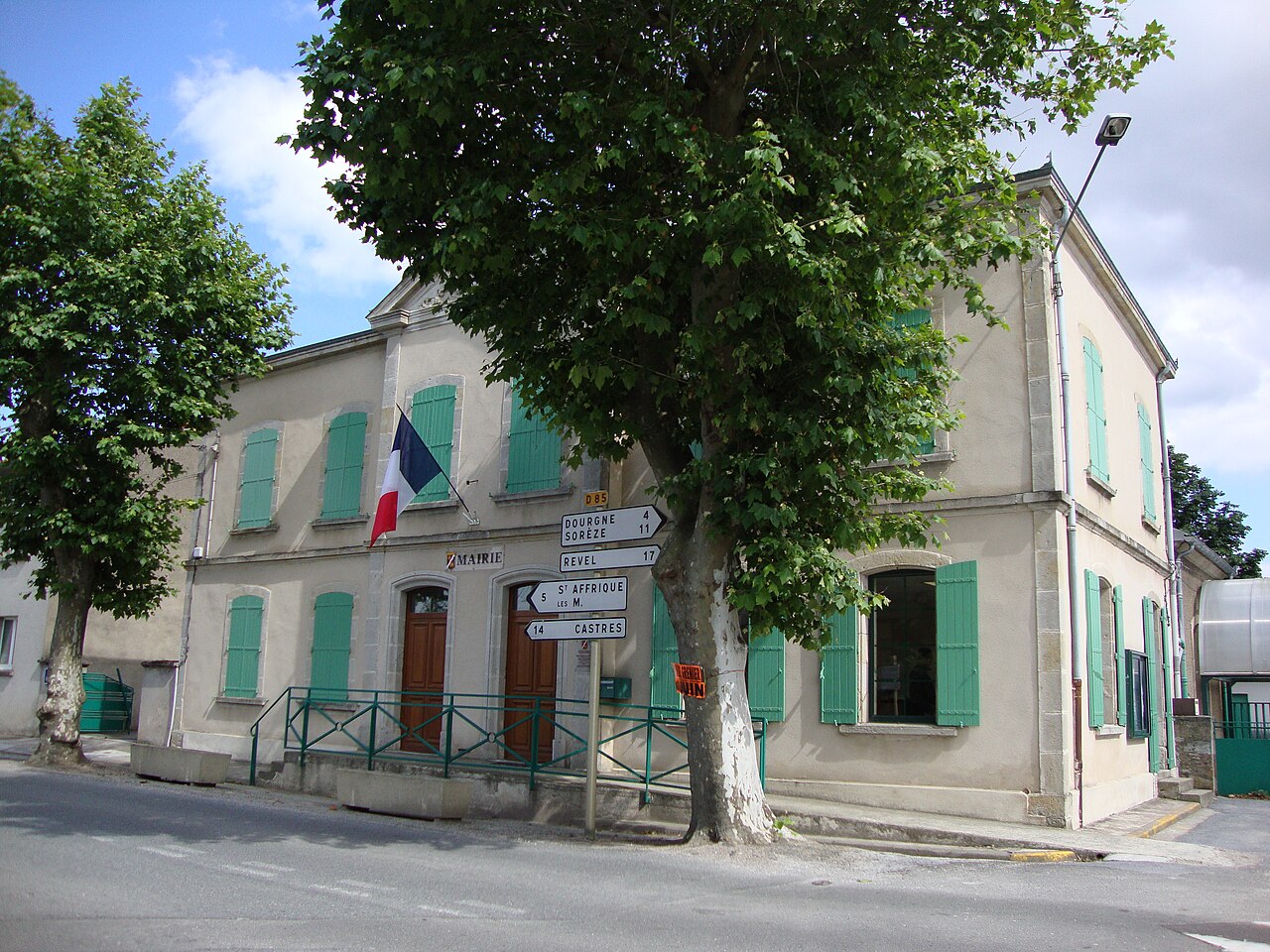 Façade de la mairie de Verdalle, siège déclaré du Football Club Verdallais